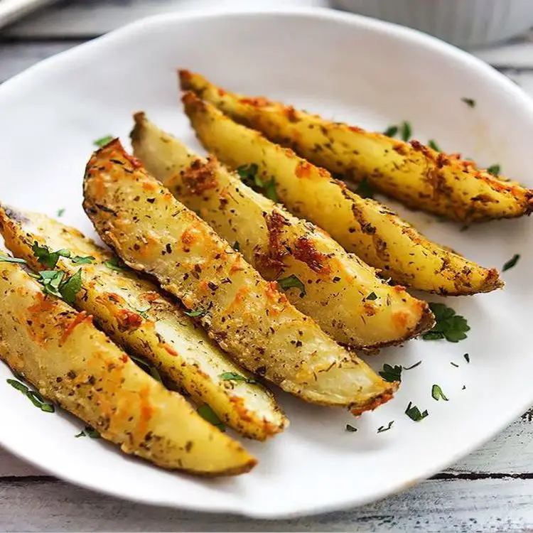 ¿Cansado de las típicas patatas fritas? Pues haz patatas al horno con ajo y queso parmesano